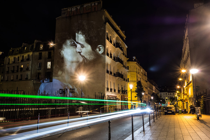 French kissing in Paris - by Julien Nonnon