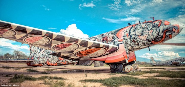 Worlds-Best-Graffiti-Artists-on-a-Mission-Deserted-Airplane-Graffiti-620x291