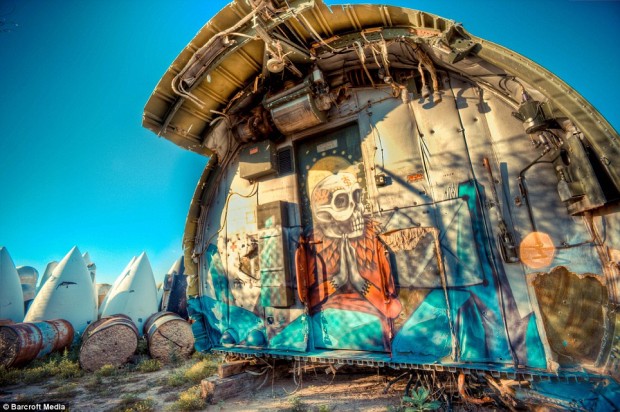 Worlds-Best-Graffiti-Artists-on-a-Mission-Deserted-Airplane-Graffiti_01-620x412