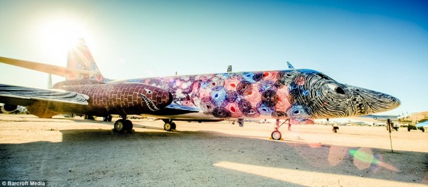 Worlds-Best-Graffiti-Artists-on-a-Mission-Deserted-Airplane-Graffiti_02-620x272