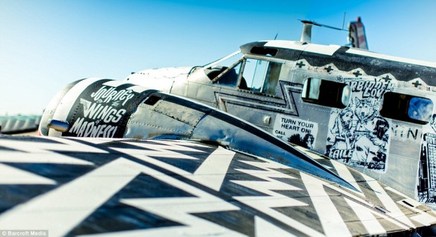 Worlds-Best-Graffiti-Artists-on-a-Mission-Deserted-Airplane-Graffiti_03-620x337