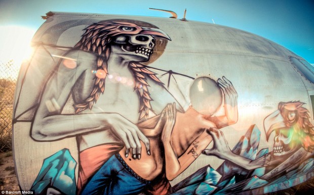 Worlds-Best-Graffiti-Artists-on-a-Mission-Deserted-Airplane-Graffiti_05-620x385