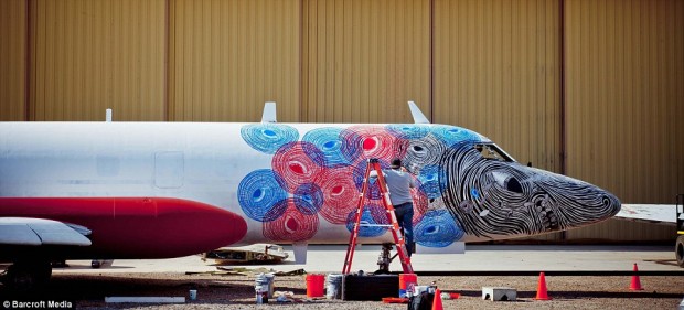 Worlds-Best-Graffiti-Artists-on-a-Mission-Deserted-Airplane-Graffiti_09-620x281