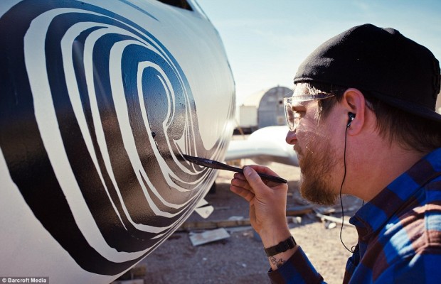 Worlds-Best-Graffiti-Artists-on-a-Mission-Deserted-Airplane-Graffiti_11-620x400